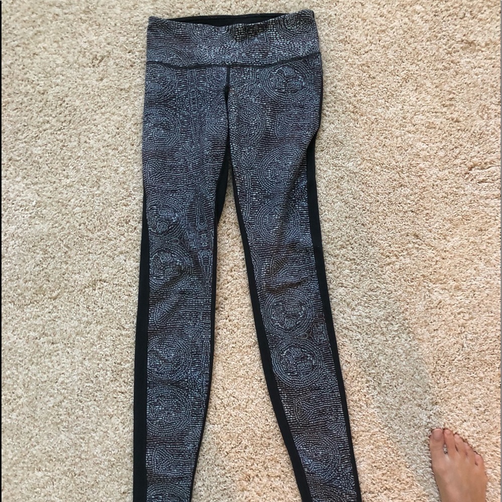 Patterned grey Lululemon legging